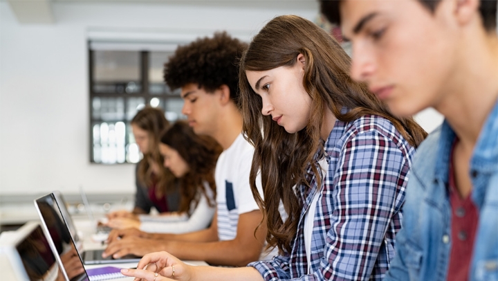 Studierende an Computern